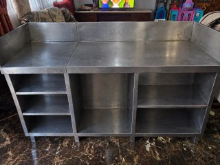 Mesa de acero inoxidable con estantes