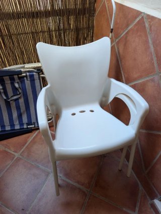 Sillas de plástico blancas
