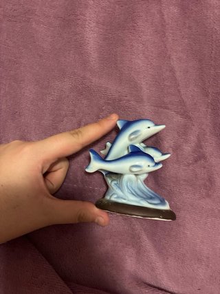 Figura de porcelana de delfines