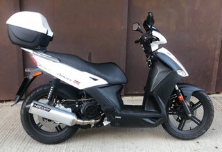 Kymco Agility 125 Scooter Negra y Blanca