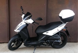 Kymco Agility 125 Scooter Negra y Blanca