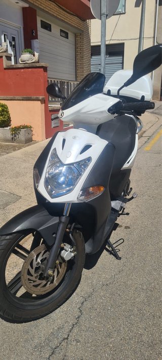 Kymco Agility 125 Scooter Negra y Blanca
