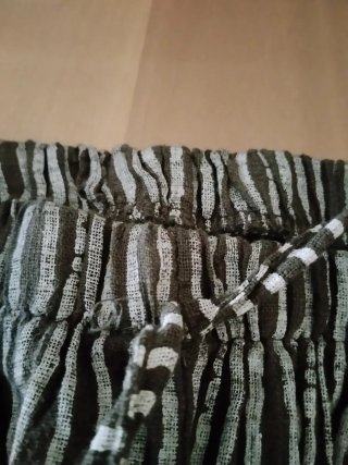 Pantalón marrón con rayas blancas