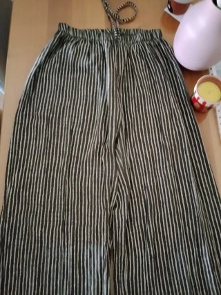 Pantalón marrón con rayas blancas