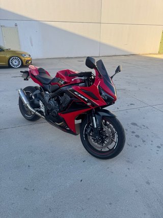 Honda CBR650R 2023 Roja y Negra