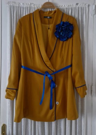 Blazer Boohoo satén con flor azul