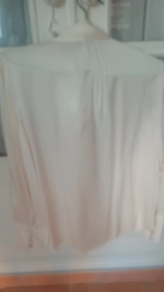 Blusa beige ..con lazada ,muy bonita
