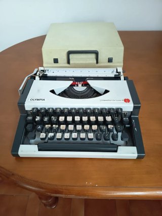 Máquina de escribir Olympia Traveller de Luxe S