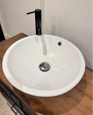 Mueble de baño con lavabo y grifo