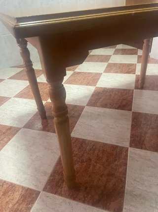 Mesa de comedor de madera
