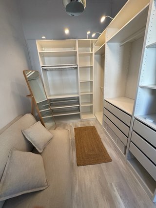 Vestidor: ArmarioPAX, Sofá-cama, Espejo, Alfombra