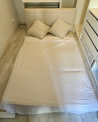 Vestidor: ArmarioPAX, Sofá-cama, Espejo, Alfombra