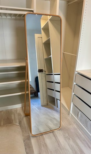 Vestidor: ArmarioPAX, Sofá-cama, Espejo, Alfombra