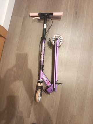 Patinete plegable morado con frenos