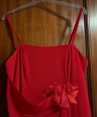 Vestido largo rojo con flor