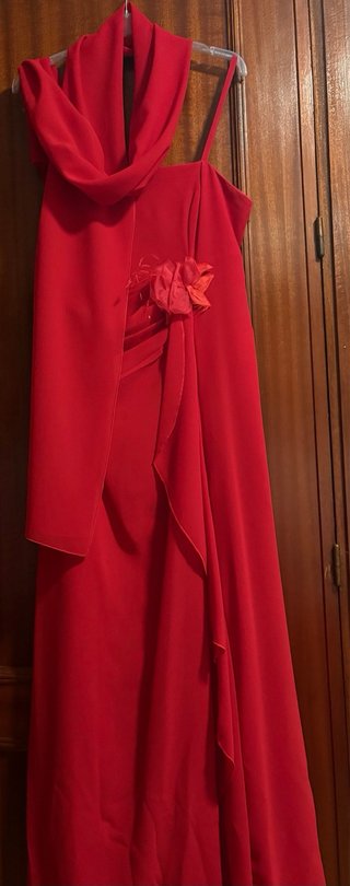 Vestido largo rojo con flor