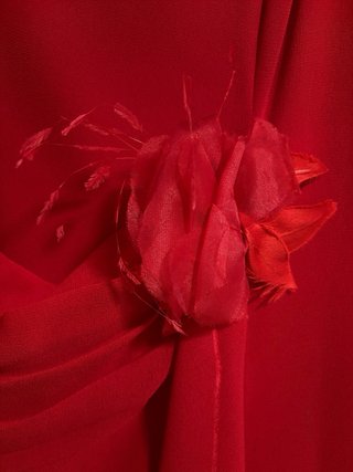 Vestido largo rojo con flor