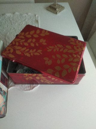 Cajas metálicas decoradas rojas, dorada y  dibujos