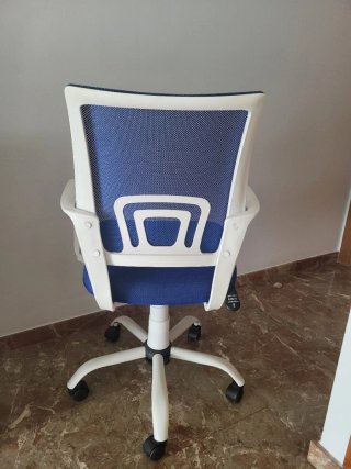 Silla ergonómica de escritorio azul y blanca