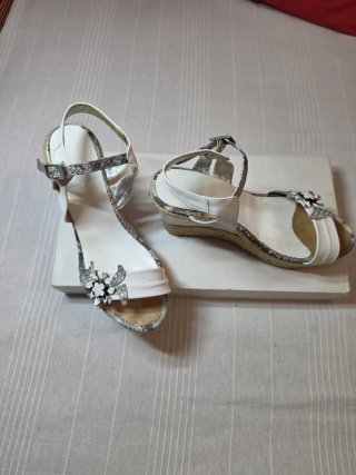 Sandalias de tacón plateadas y blancas