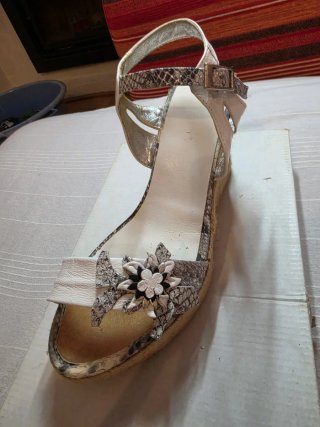 Sandalias de tacón plateadas y blancas