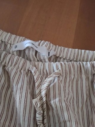 Pantalón de rayas beige y marrón
