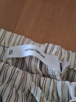 Pantalón de rayas beige y marrón
