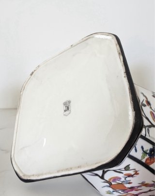 Jarrón de porcelana blanca con flores