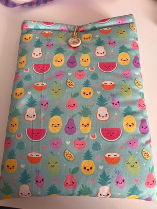 Funda de libro con estampado de frutas