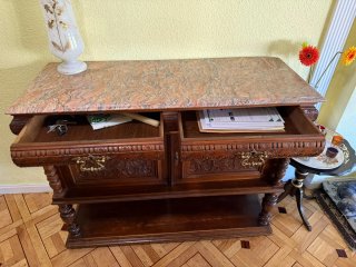 Aparador de madera tallada con mármol