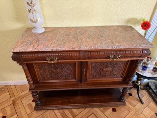 Aparador de madera tallada con mármol