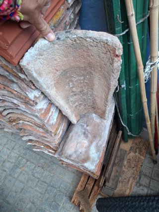Teja árabe antigua hecha a mano