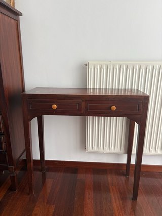Mesa de madera con cajones