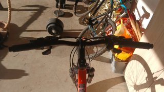Bicicleta de montaña naranja