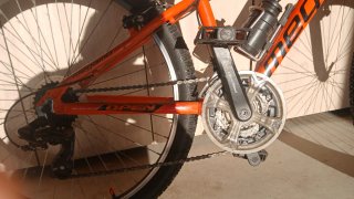 Bicicleta de montaña naranja