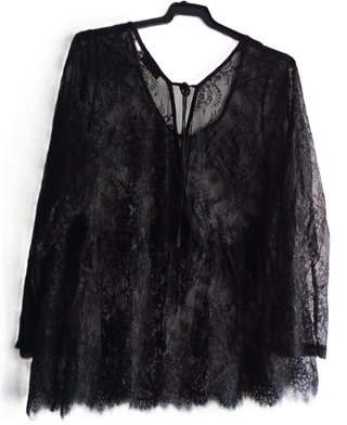 Blusa de encaje negro