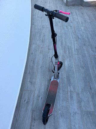 Patinete Decathlon rosa y gris