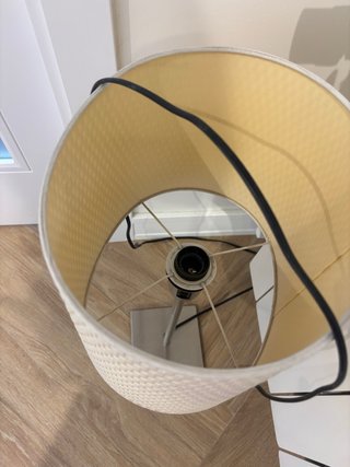 Lámpara de mesa beige y plateada