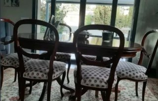 Mesa de comedor clásica de madera
