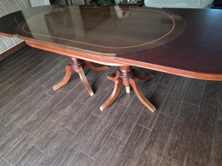 Mesa de comedor clásica de madera