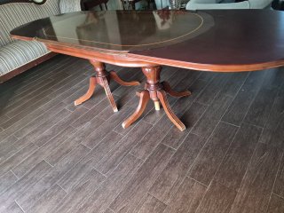 Mesa de comedor clásica de madera