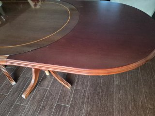 Mesa de comedor clásica de madera