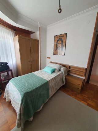 Habitación completa: cama, armario y mesita
