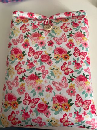 Funda de libro floral con mariposas