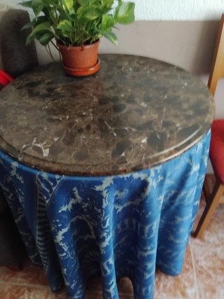 Mesa redonda mármol y tela azul