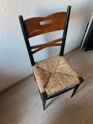 Silla de madera con asiento de yute