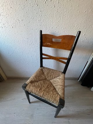 Silla de madera con asiento de yute
