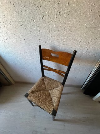 Silla de madera con asiento de yute