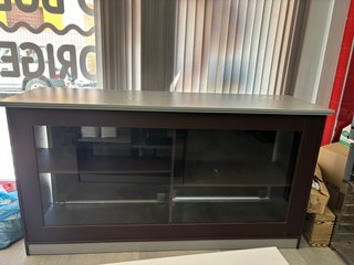 Vitrina de madera y cristal