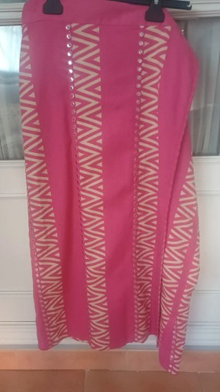 Falda pareo fucsia con aplicaciones plata